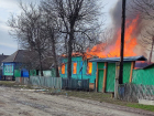 В селе Коровяковка Курской области после обстрела загорелся жилой дом