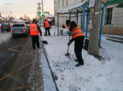 В Курске за минувшую ночь противогололедными материалами обработали более 100 дорог