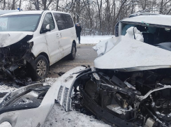 Под Курском в тройной аварии серьезно ранены женщина-водитель и пассажирка