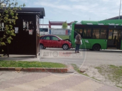 В Курске легковушка протаранила сзади «Волгабас»