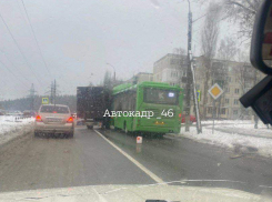 В Курске на Заводской «Волгабас» попал в ДТП с грузовиком