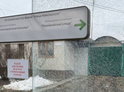 Старовойт осудил вандалов за порчу новых трамвайных остановок в Курске