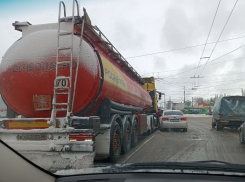 Курске столкнулись бензовоз и легковушка