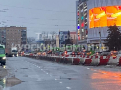 В Курске из-за ДТП с фурой на Карла Маркса встало движение в центре города