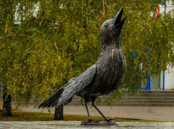 В Курске на кольце на улице Хрущева установили скульптуру соловья