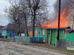 В селе Коровяковка Курской области после обстрела загорелся жилой дом