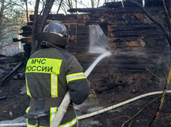 В Курской области из-за поджога сгорели жилые дома и сараи на окраине села 3-е Уколово