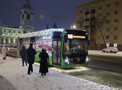 По Курску курсирует новогодний электробус