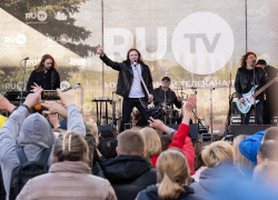 В Курске в заводском цеху выступила легендарная рок-группа «Земляне»