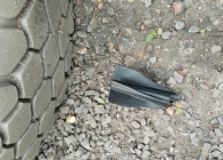 В Курской области украинский дрон взорвал крышу легкового автомобиля