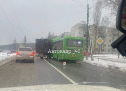 В Курске на Заводской «Волгабас» попал в ДТП с грузовиком