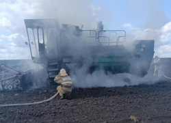 В поле под Курском сгорел комбайн