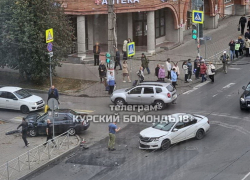 В Курске «Лада» вылетела на тротуар в результате ДТП на Радищева