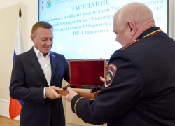 Губернатору Курской области Старовойту вручили наградное оружие от министра МВД