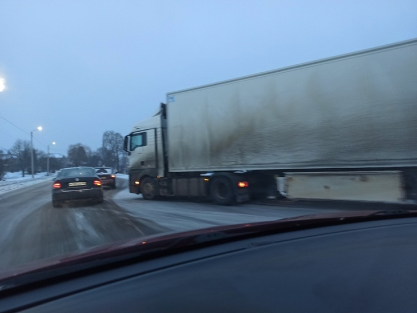 ДТП с фурой на Дубровинского в Курске затруднило движение