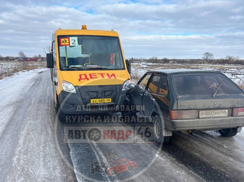 На дороге к селу Колодное в Курском районе в ДТП попал школьный автобус