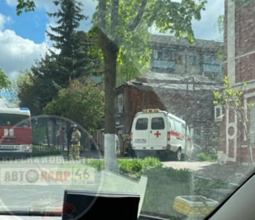 В Курске карета скорой помощи снесла забор на улице Садовой