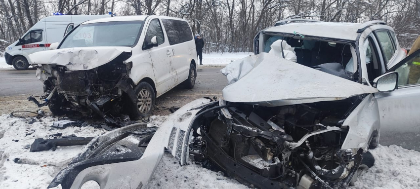 Под Курском в тройной аварии серьезно ранены женщина-водитель и пассажирка