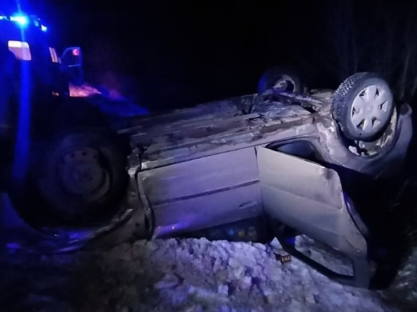 В деревне Туровка в Курской области перевернулась легковушка