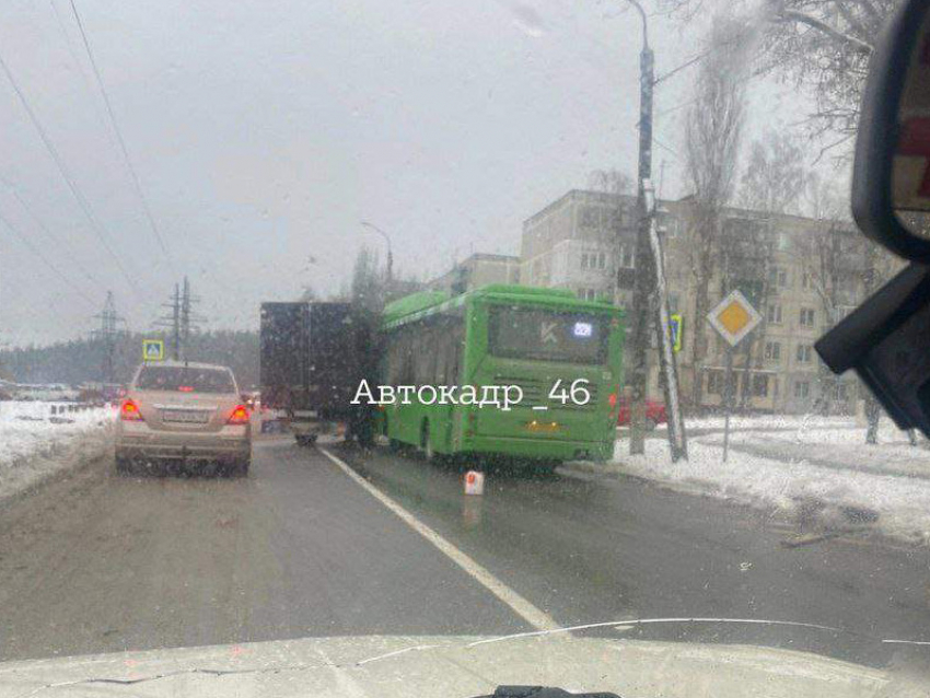 В Курске на Заводской «Волгабас» попал в ДТП с грузовиком