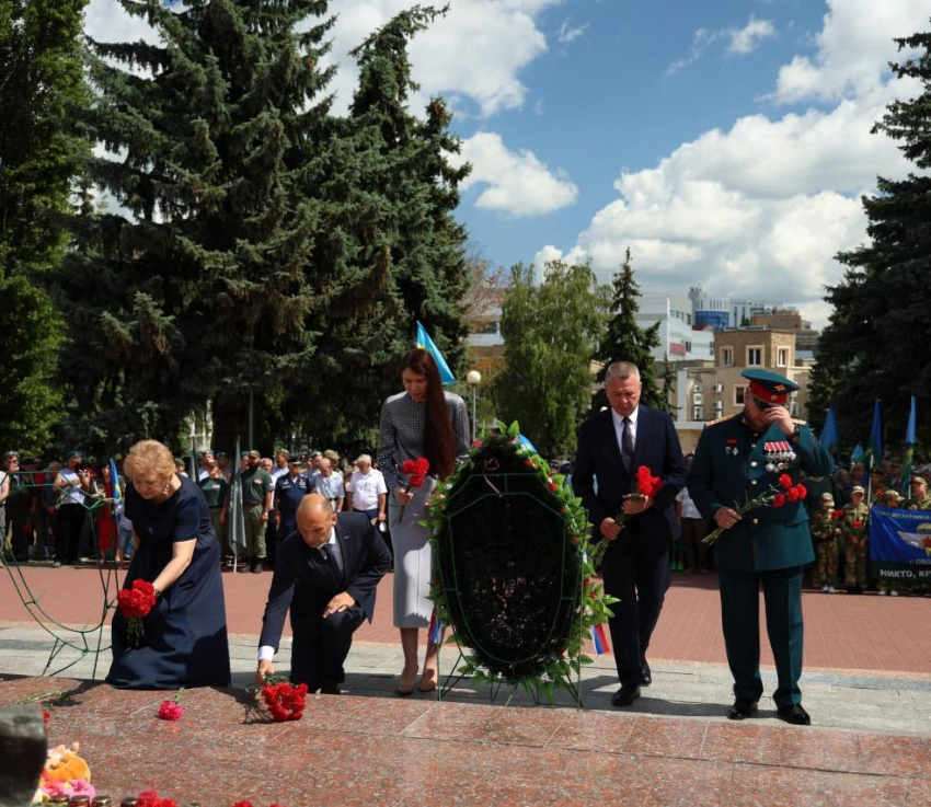 В Курске возложили цветы к памятнику «Скорбящая мать» в честь Дня ВДВ