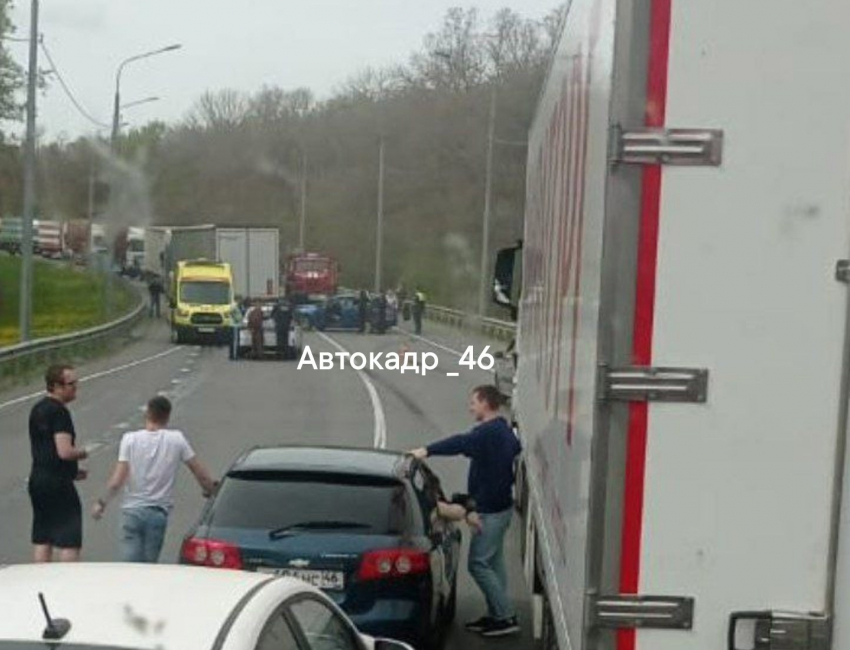 Автоледи пострадала в ДТП с легковушкой и грузовиком в Курском районе