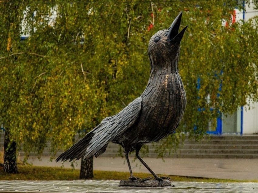 В Курске на кольце на улице Хрущева установили скульптуру соловья