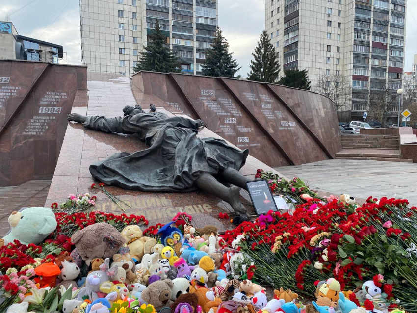 Жители Курска завалили цветами мемориал «Скорбящая мать» после теракта в «Крокусе»