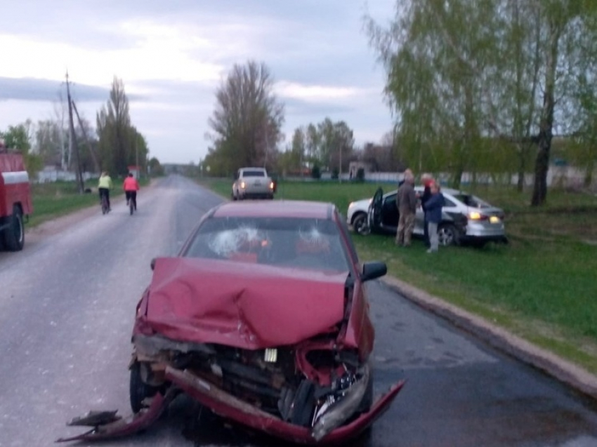 В Дмитриеве в ДТП с участием Daewoo и Ford пострадали два человека