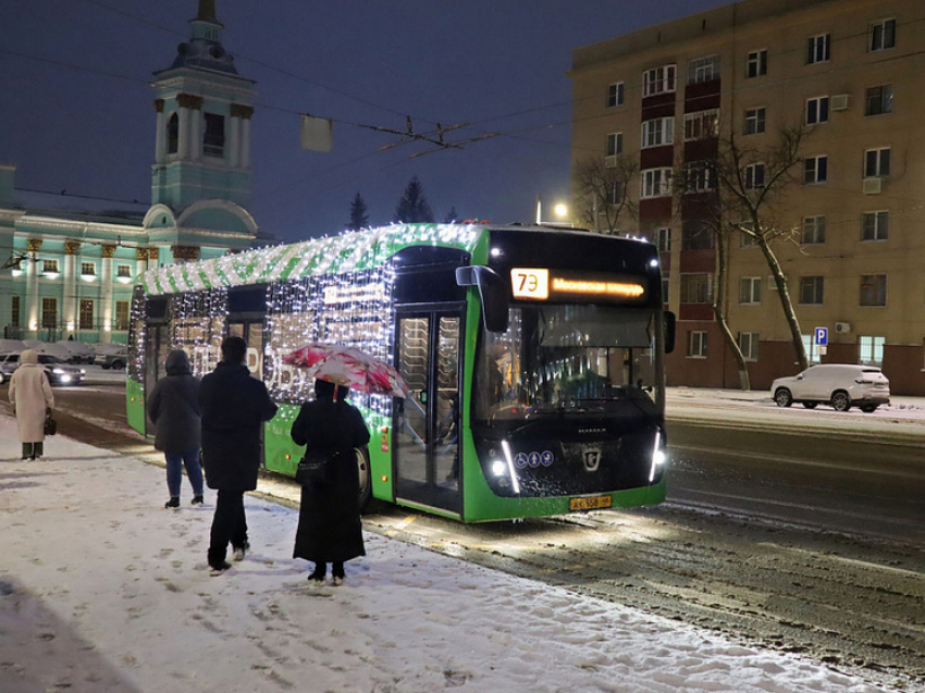 По Курску курсирует новогодний электробус