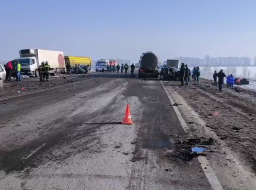 Четыре человека погибли в массовом ДТП на трассе под Курском