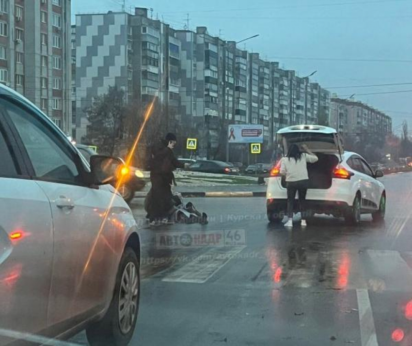 В Курске легковушка сбила женщину у ТЦ «Бумеранг»