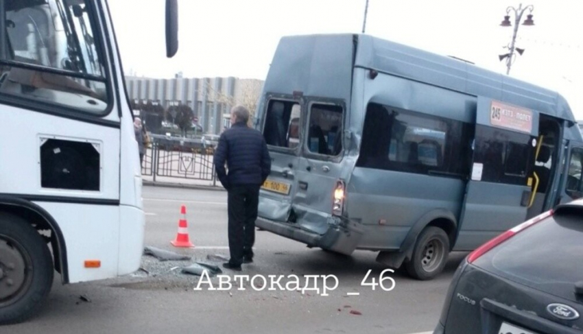 В центре Курска в массовом ДТП с двумя автобусами ранены 8 пассажиров