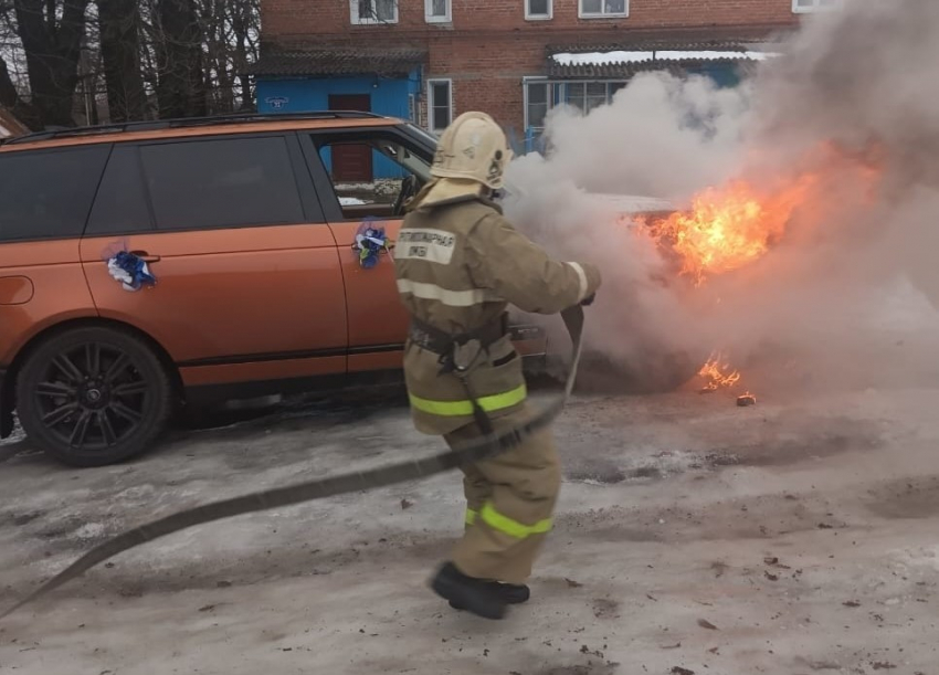 В Курской области потушили загоревшийся свадебный автомобиль