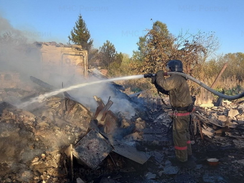 В Золотухинском районе Курской области из-за поджога огонь уничтожил 6 домов